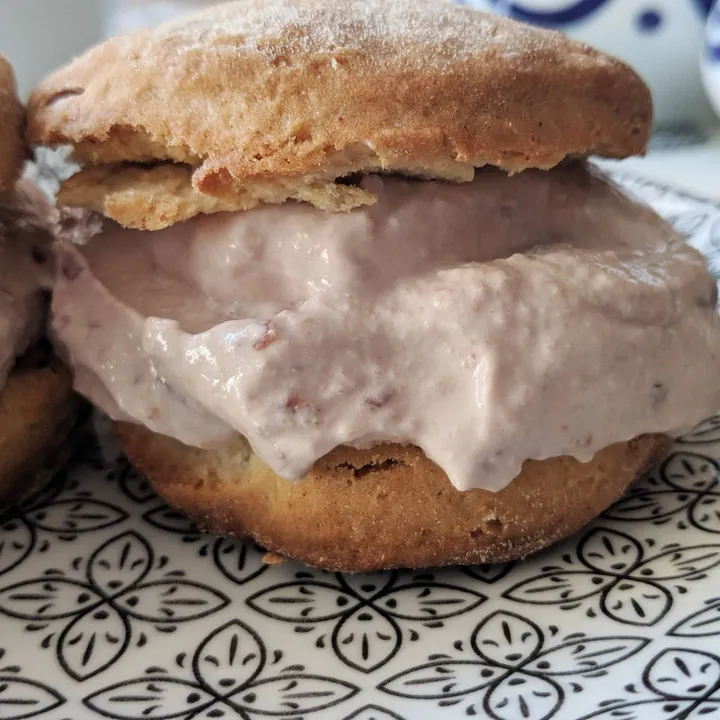 Scones de miel con crema de mascarpone y cerezas