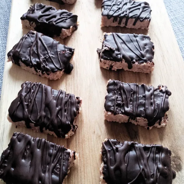 Snack de bizcocho de fresa, mascarpone y avena con cobertura de chocolate