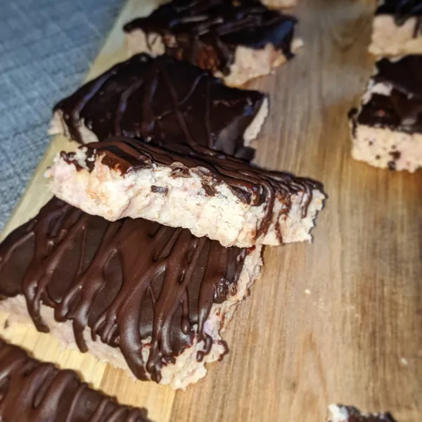 Snack de bizcocho de fresa, mascarpone y avena con cobertura de chocolate
