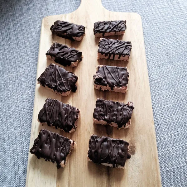 Snack de bizcocho de fresa, mascarpone y avena con cobertura de chocolate