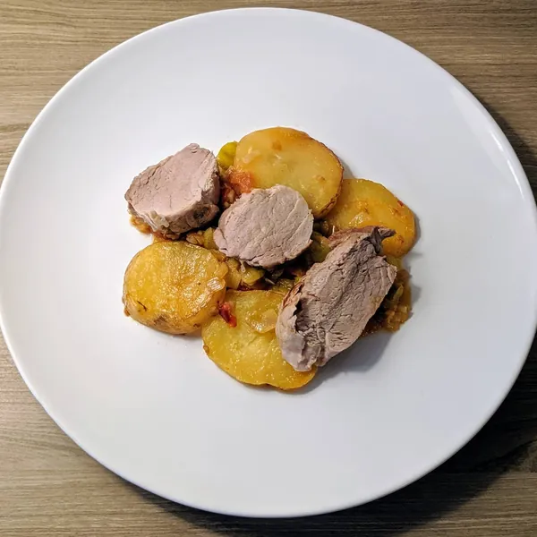 Solomillo de cerdo con verduritas y patatas