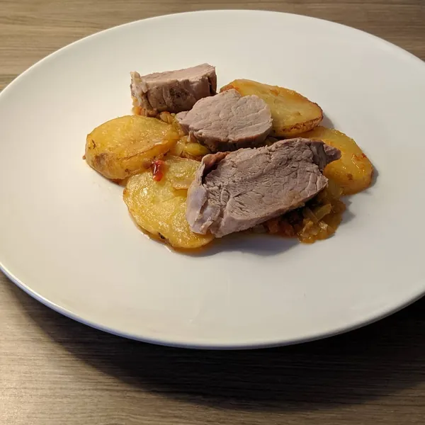 Solomillo de cerdo con verduritas y patatas