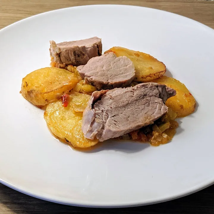 Solomillo de cerdo con verduritas y patatas