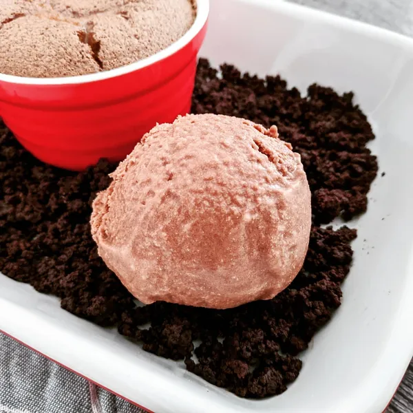 Soufflé de chocolate al toque de chile con tierra de chocolate y helado al agua de mar de chocolate