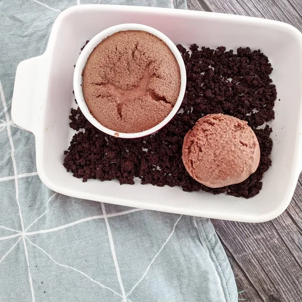 Soufflé de chocolate al toque de chile con tierra de chocolate y helado al agua de mar de chocolate