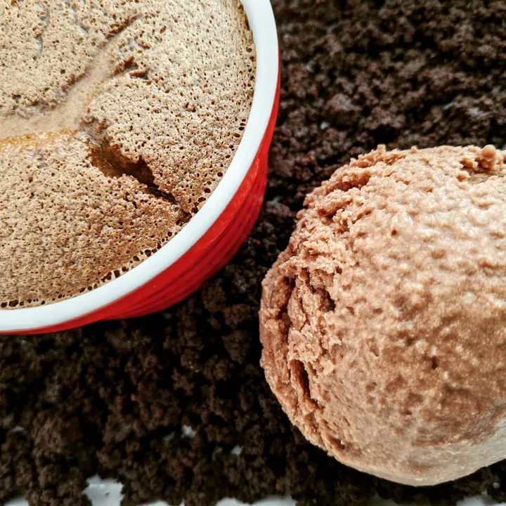Soufflé de chocolate al toque de chile con tierra de chocolate y helado al agua de mar de chocolate