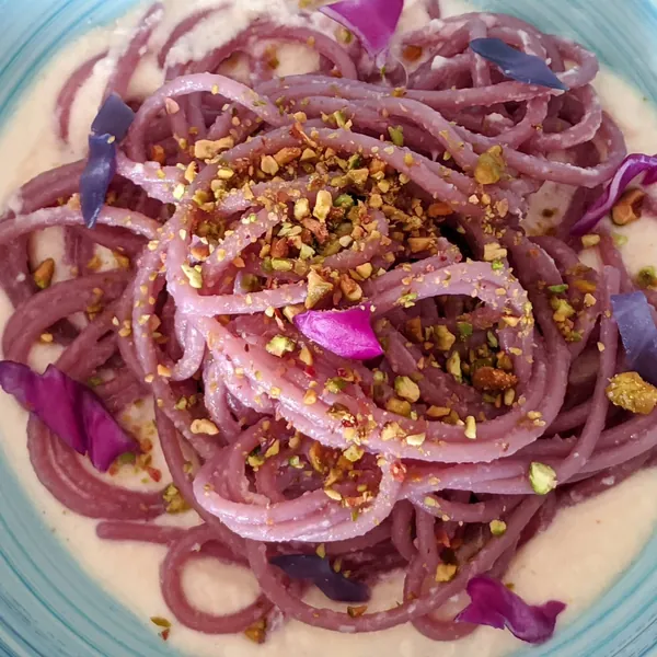 Spaghetti de col morada con crema de parmesano