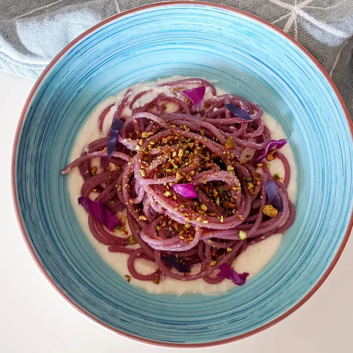 Spaghetti de col morada con crema de parmesano