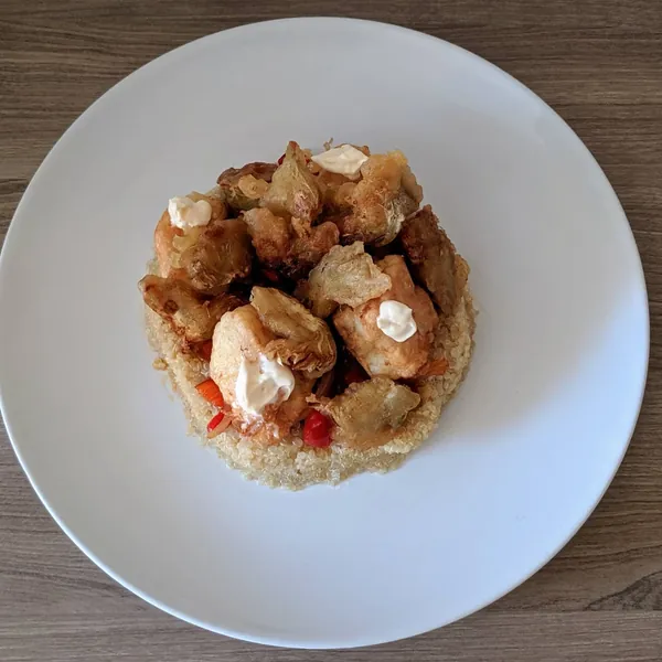 Timbal de quinoa con delicias de bacalao con samfaina y chips de alcachofa