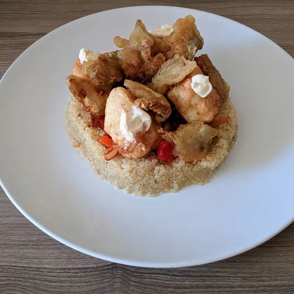 Timbal de quinoa con delicias de bacalao con samfaina y chips de alcachofa
