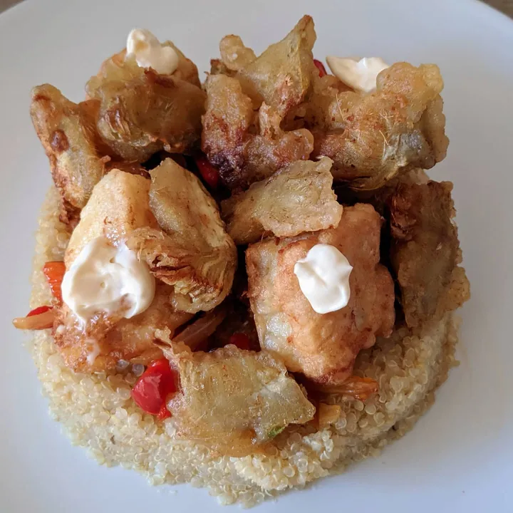 Timbal de quinoa con delicias de bacalao con samfaina y chips de alcachofa