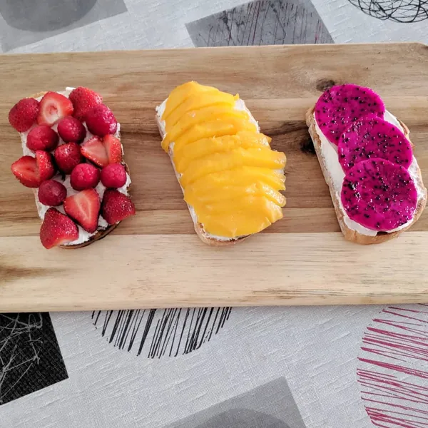 Tostas de queso crema y frutas