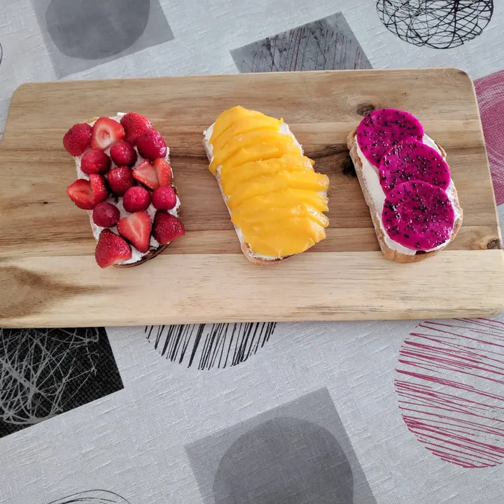 Tostas de queso crema y frutas