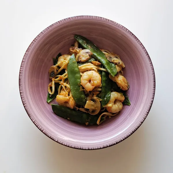 Udon con gambas, tirabeques y champiñones al curry