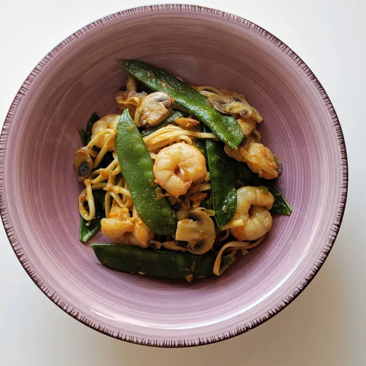 Udon con gambas, tirabeques y champiñones al curry