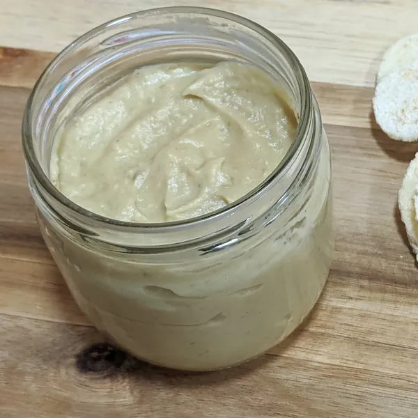 Untable de berenjena, cebolla caramelizada, miel y queso rulo de cabra