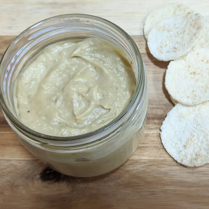 Untable de berenjena, cebolla caramelizada, miel y queso rulo de cabra